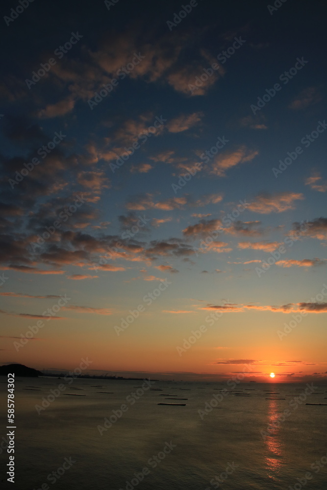 Obraz premium 兵庫県たつの市御津町室津から見た播磨灘の日の出