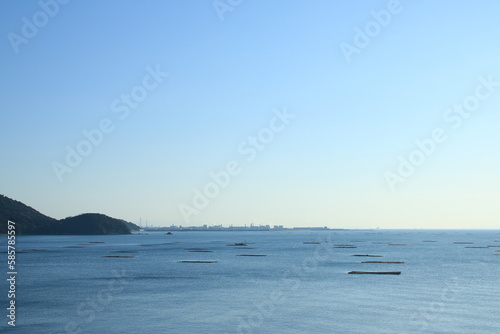 兵庫県たつの市御津町室津から見た牡蠣筏並ぶ播磨灘の朝の風景