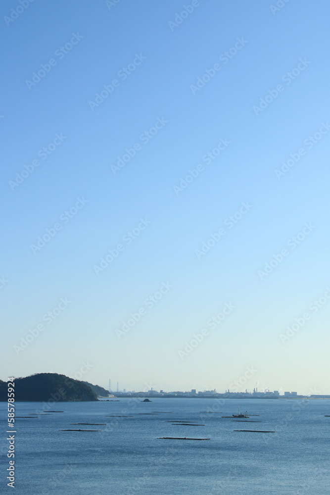 兵庫県たつの市御津町室津から見た牡蠣筏並ぶ播磨灘の朝の風景