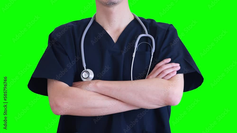 腕組みする白衣を着たドクター、医療従事者。医療用スクラブを着用。クロマキー。 腕組みする白衣を着たドクター、医療従事者。医療用スクラブを着用。クロマキー。