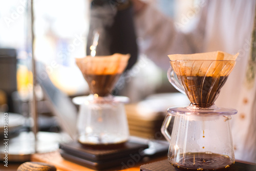 コーヒーを入れる店員
