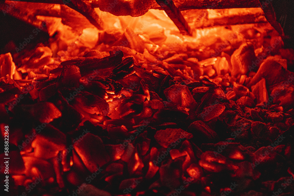 Brasa e fogo acesa com carvão para churrasco Brasa e fogo acesa com carvão para churrasco