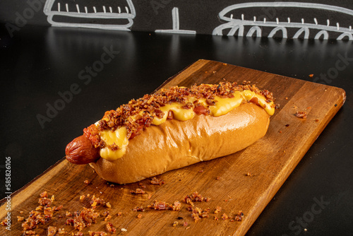 Cachorro quente com bacon fruto granulhado por cima