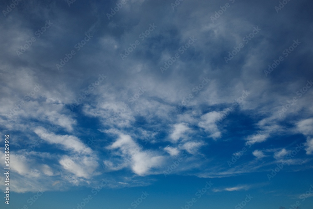 Interessante Wolken am blauen Himmel als Hintergrund