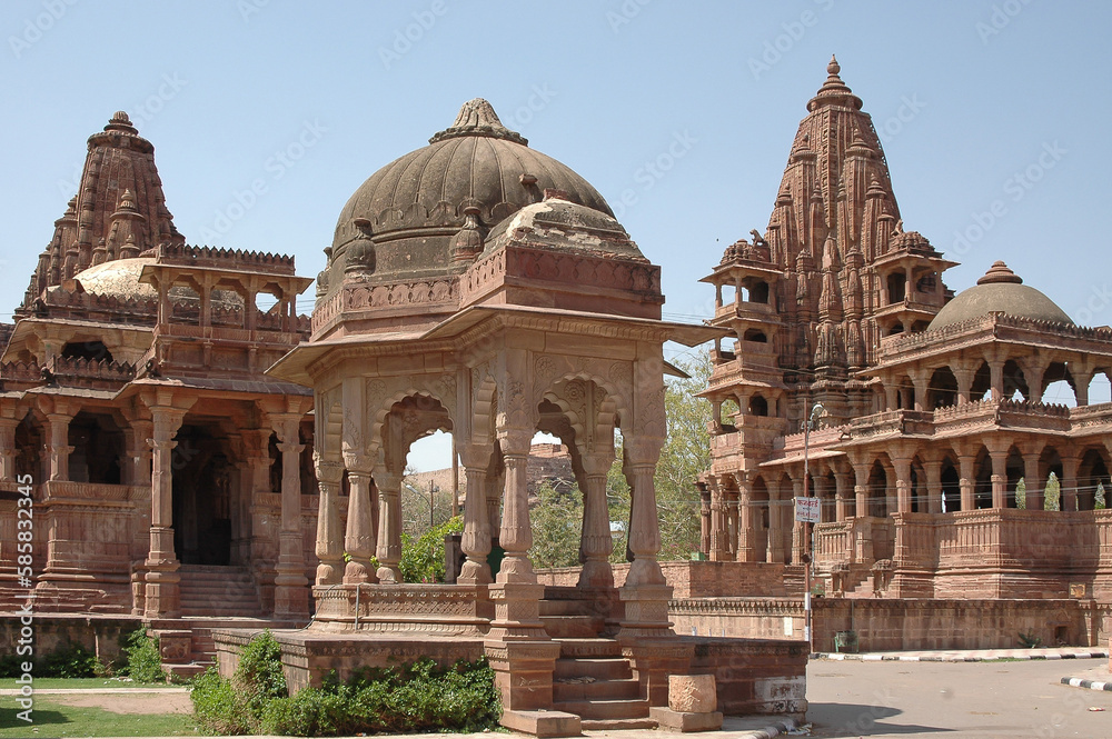 Cenotafios en Mandore Garden, cerca de Jodhpur en Rajastán, India