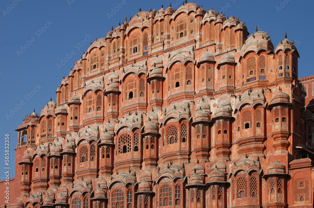 Fachada del Hawa Mahal o Palacio de los Vientos, en la ciudad de Jaipur, Rajastán, India