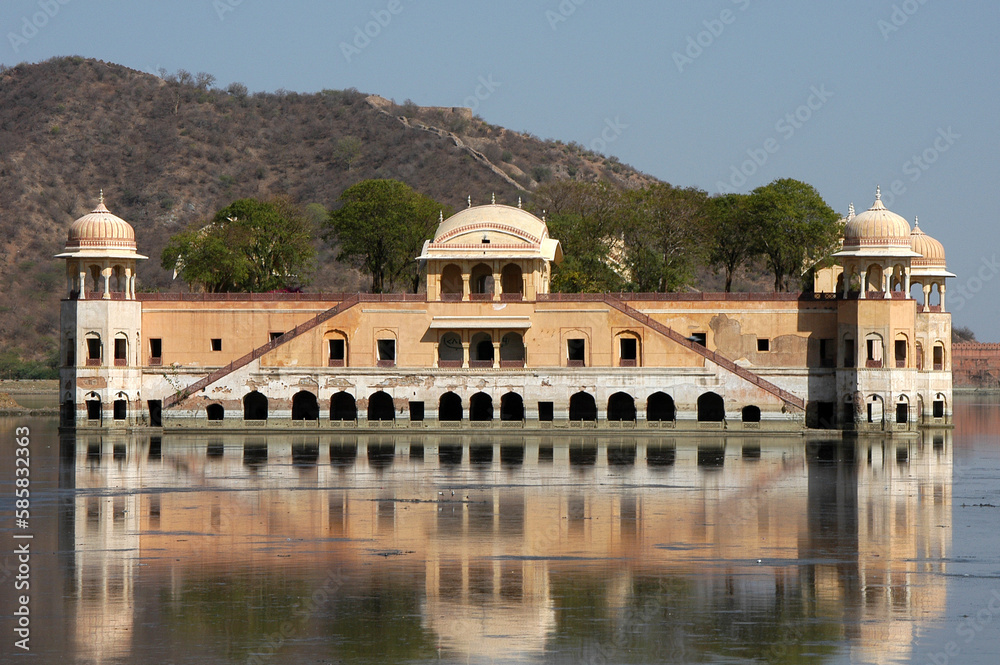 Palacio de Jal Mahal en el lago Man Sagar, en la ciudad de Jaipur, Rajastán, India