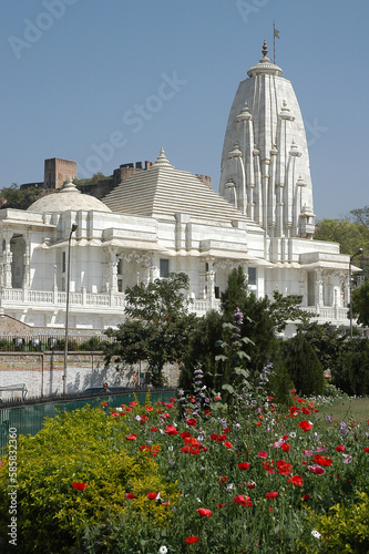 Jardines y templo de Birla Mandi iluminado, en la ciudad de Jaipur, Rajastán, India photo