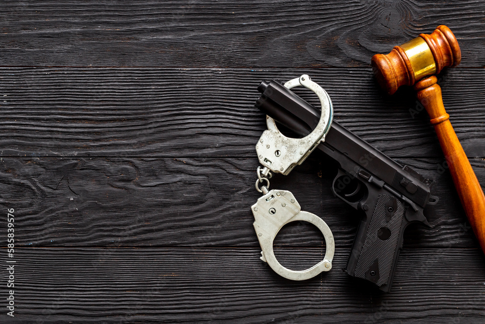 Obraz premium Hand gun weapon and judges gavel. Ban on carrying weapons gun law concept
