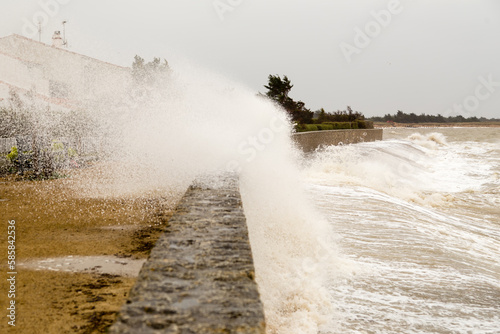 Tempête sur l'Océan Atlantique et vagues submersives, protection du littoral illusoire. La Guérinière, Noirmoutier