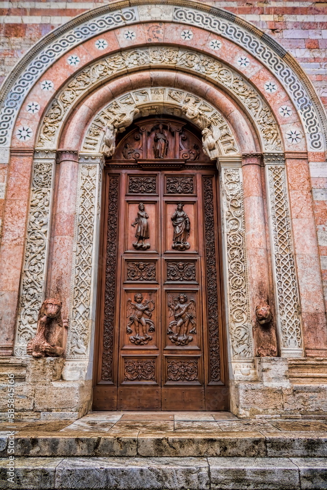 foligno, italien - portal am dom mit steinlöwen