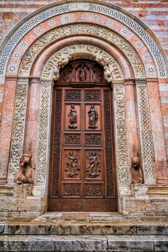 foligno, italien - portal am dom mit steinlöwen