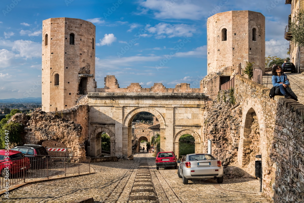spello, italien - mittelalterliches stadttor porta venere
