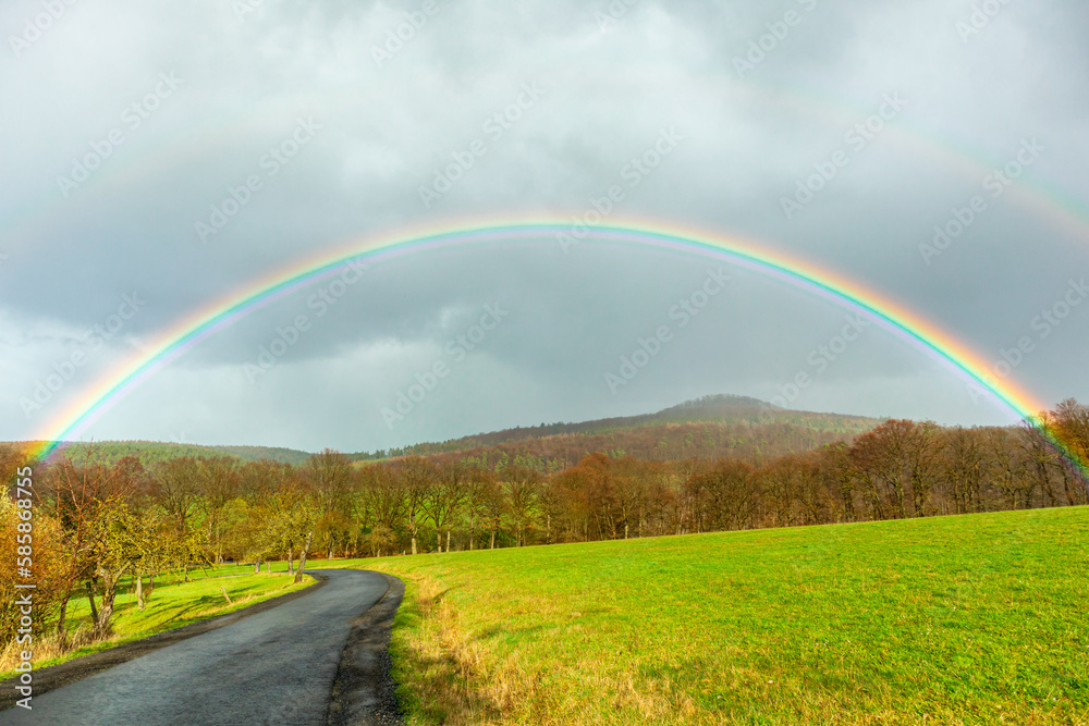 Naklejka premium Frühlingsspaziergang durch die wunderschöne Vorderrhön zwischen Bernshausen & Urnshausen - Thüringen - Deutschland