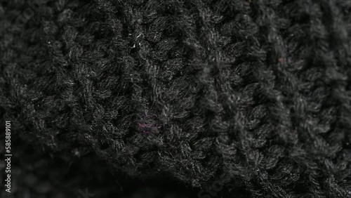 un bellissimo maglione nero fatto a mano, macro su un maglione fatto a mano, regali utili, l'arte del lavoro a maglia
 photo