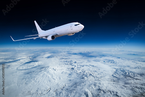 Boeing 737 überfliegt eine Landschaft 