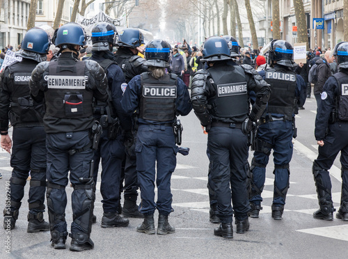 policiers en intervention lors d'émeutes en France photo