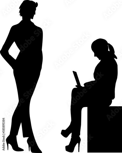 Silhouette: zwei Business Frauen im Gespräch - online mit Laptop - locker stehen