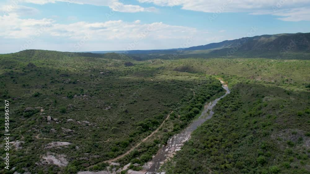 Panorámica de valle montañoso y verde vista de drone un día soleado. San Marco, Córdoba, Argentina Panorámica de valle montañoso y verde vista de drone un día soleado. San Marco, Córdoba, Argentina