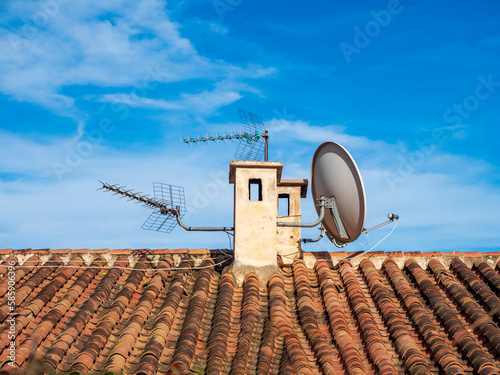 Tejado de una casa con diferentes antenas en el tejado