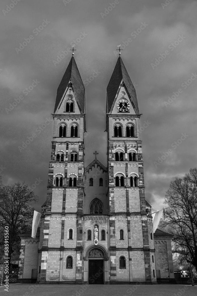 Basilika Sankt Kastor Weitwinkel mit dramatischem Himmel schwarz-weiß