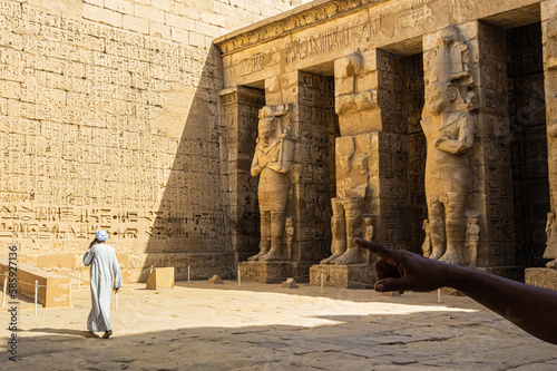 Egipto es un país fascinante lleno de historia, cultura y belleza natural. Desde las Grandes Pirámides de Guiza y la Esfinge hasta el Valle de los Reyes y el Templo de Karnak,  photo