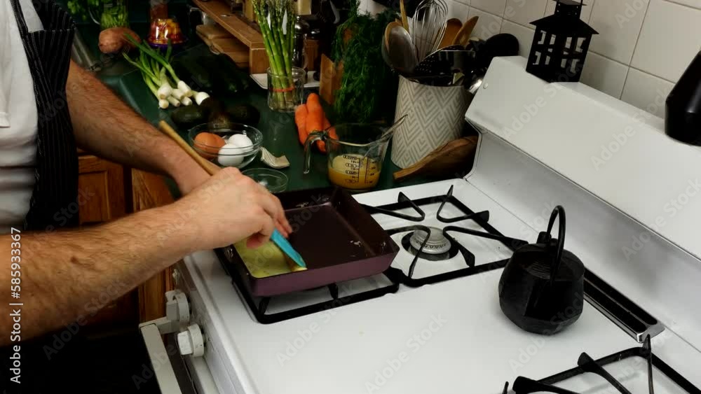 Rolling omelet and Tamagoyaki on specialized square pan while slowly heating on gas stove. vídeo