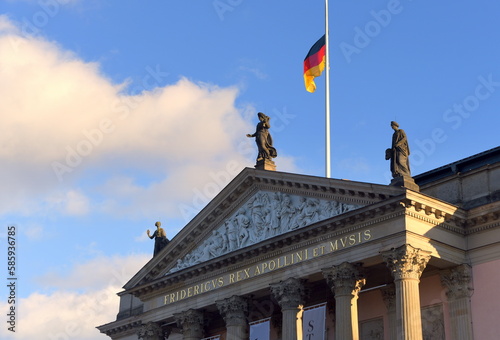 Giebel über dem Eingangsportal der Staatsoper Unter den Linden