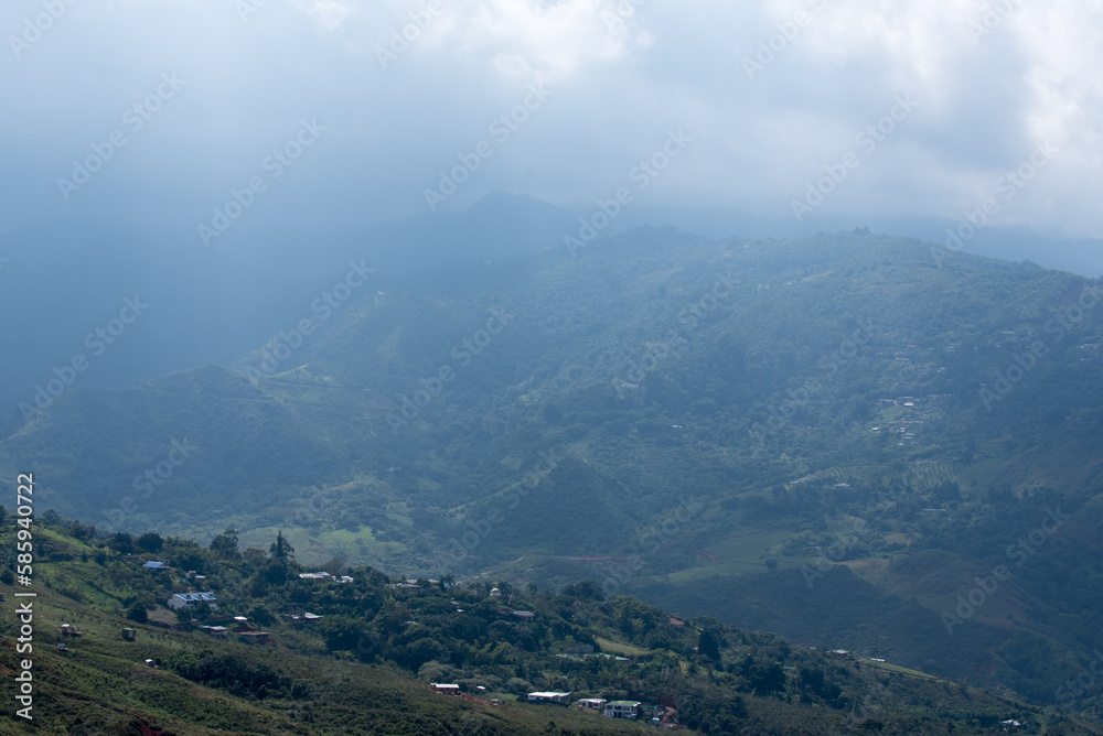 Fototapeta premium Landschaft des Valle de Cauca mit Dörfern und Bergen hinter Cali Kolumbien