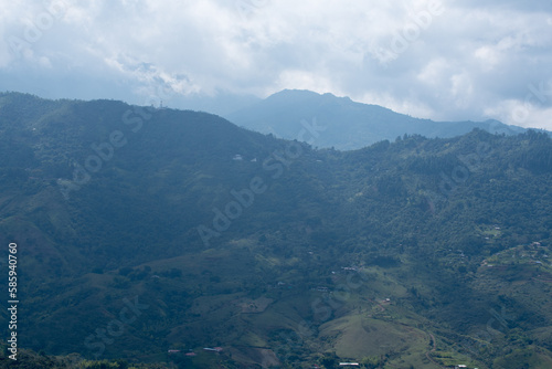 Landschaft des Valle de Cauca mit Dörfern und Bergen hinter Cali Kolumbien