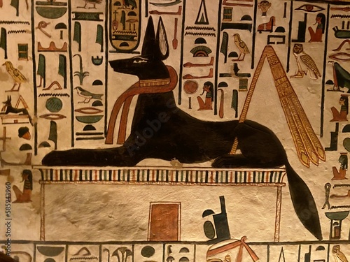 Foto The colorful designs in Queen Nefertari tomb in Queens valley in Luxor