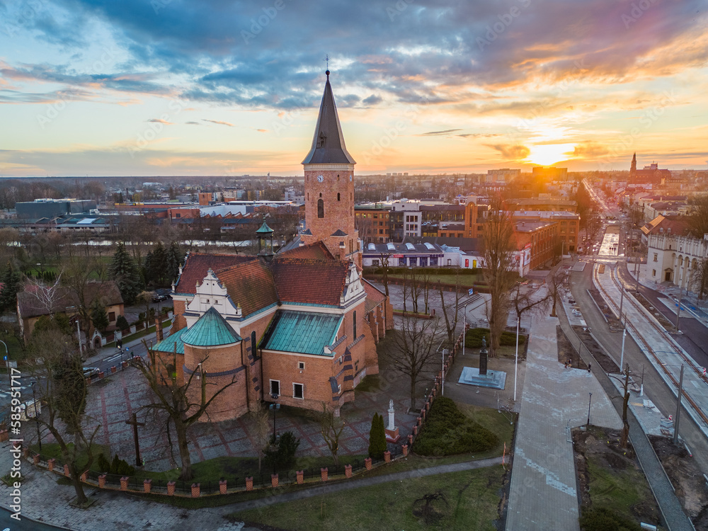 Obraz premium Kościół św. Mateusza Apostoła i Ewangelisty i św. Wawrzyńca Męczennika - Pabianice