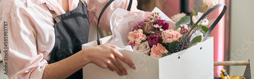 Fotografía Professional florist young woman is doing bouquets at flower shop