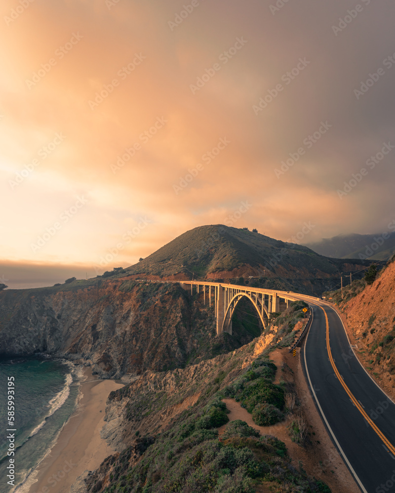 Fototapeta premium Scenic view of the Pacific coast highway and Bixby Creek Bridge in California, USA at sunrise