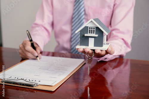 Hand a real estate agent, hold the home model, and explain the business contract