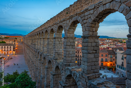 Tableau sur toile Sunset view of famous aqueduct at Segovia, Spain