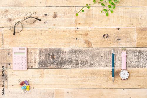 ビジネスアイテムのあるデスク　俯瞰撮影　無人