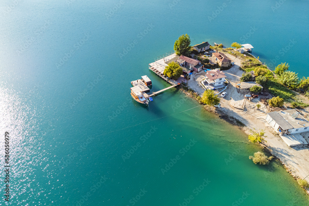 Φωτογραφία Aerial view of a fishing harbor at green canyon lake, near Manavgat in Turkey
