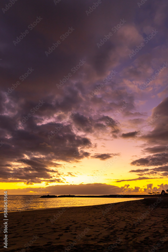 Sonnenuntergang am Strand Playa del Duque mit Blick nach La Gome