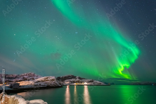 Quadro su tela wunderbare Nordlichter über dem Dorf Brensholmen
