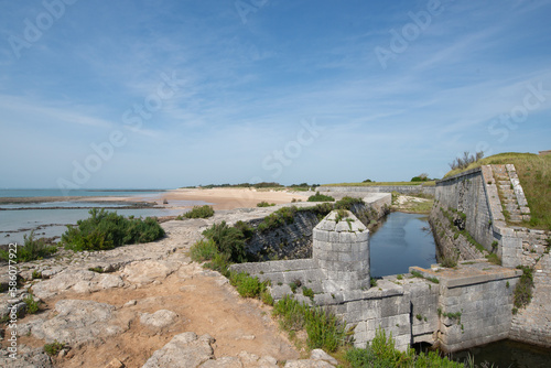 les fortifications de l'île d'Aix et une plage
