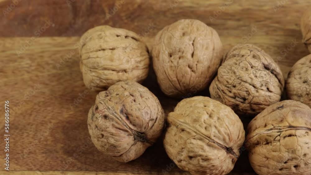 plusieurs noix, en gros plan, sur une table en bois plusieurs noix, en gros plan, sur une table en bois