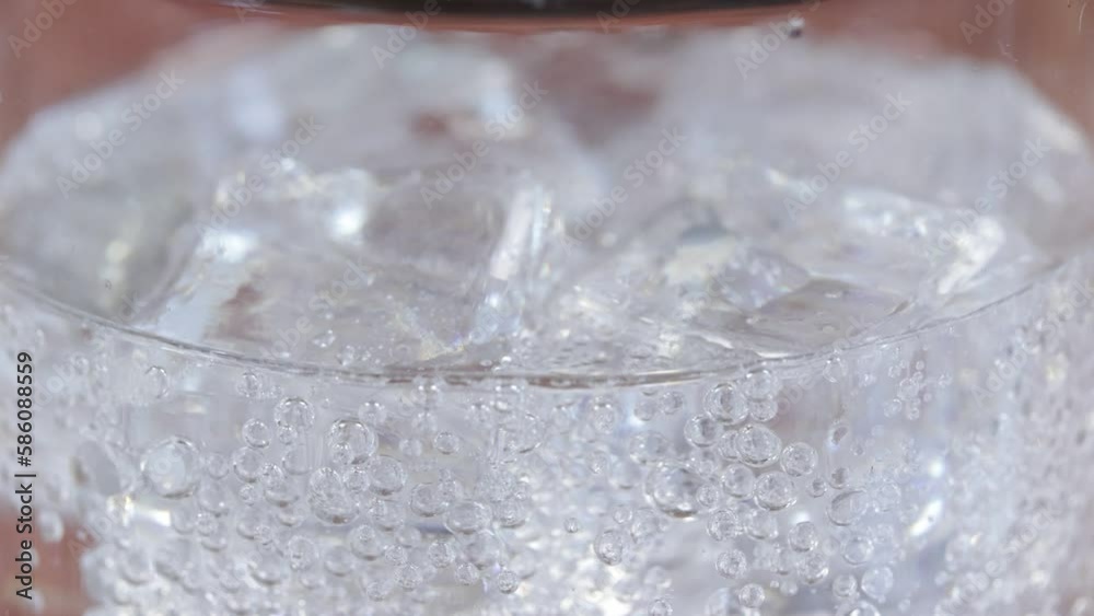 verre de limonade rempli de glaçons, en gros plan