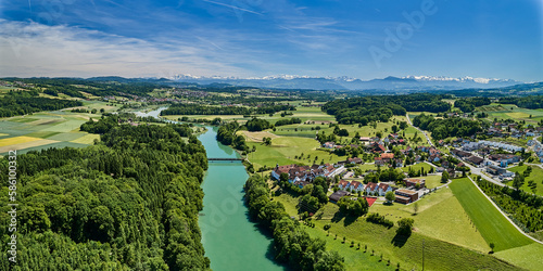 Die Reuss mit Kloster Hermetschwil (rechts) und Blick zum Horizont in die Alpen