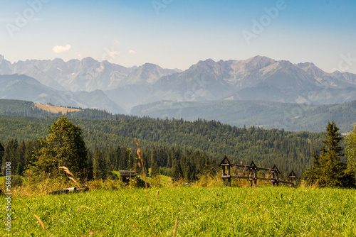 Zbliżenie na tatrzańskie szczyty uchwycone z przełęczy Łapszanka. photo