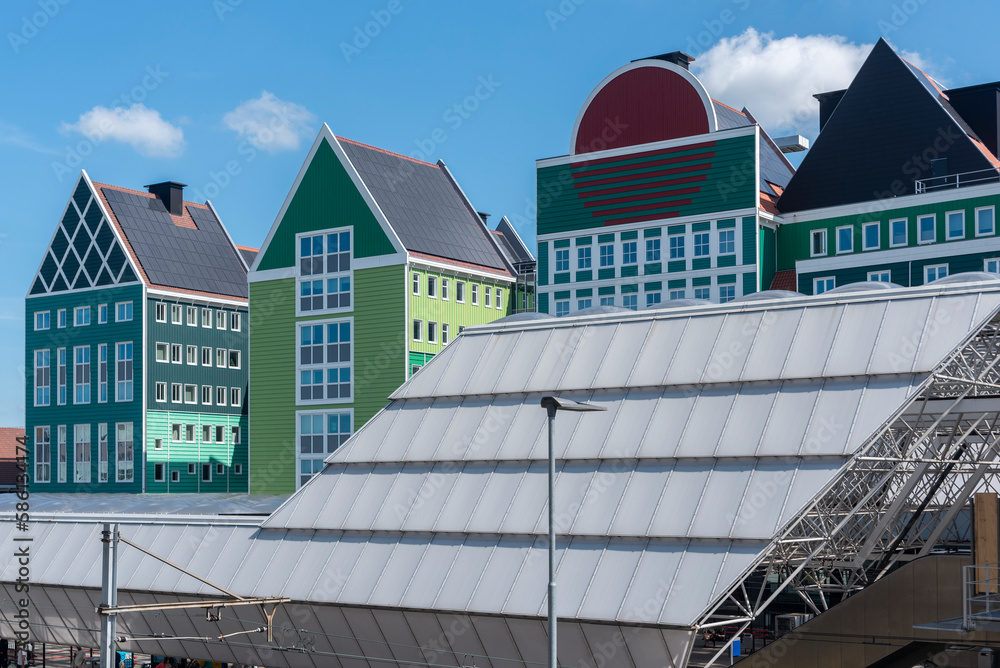 Moderne Architektur am Bahnhof von Zaandam. Provinz Nordholland in den Niederlanden