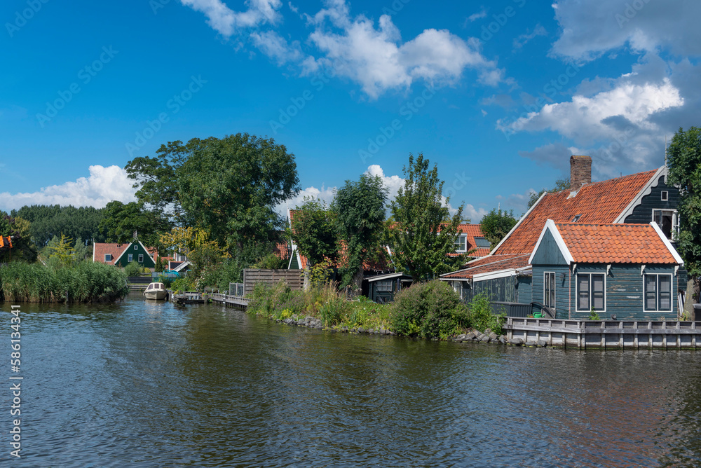 Ortsbild am Fluss Zaan in Zaandam Ortsteil Kalferpolder. Provinz Nordholland in den Niederlanden
