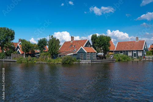 Ortsbild am Fluss Zaan in Zaandam Ortsteil Kalferpolder. Provinz Nordholland in den Niederlanden © Jürgen Wackenhut