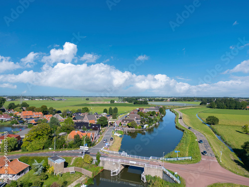 Luftaufnahme mit Blick über die drei Deiche Huygendijk, Drechterlandsedijk und Schermerdijk in Ursem. Provinz Nordholland in den Niederlanden