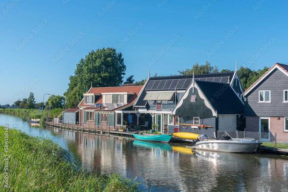 Dorfansicht am Schermerdijk in Ursem. Provinz Nordholland in den Niederlanden